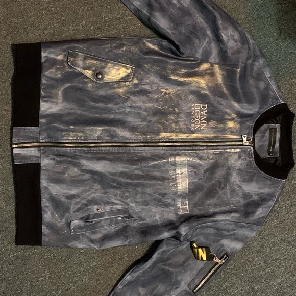 It’s blue and gold - Picture 1 of 3